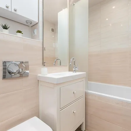 Grzybowska By Your Freedom * Warschau